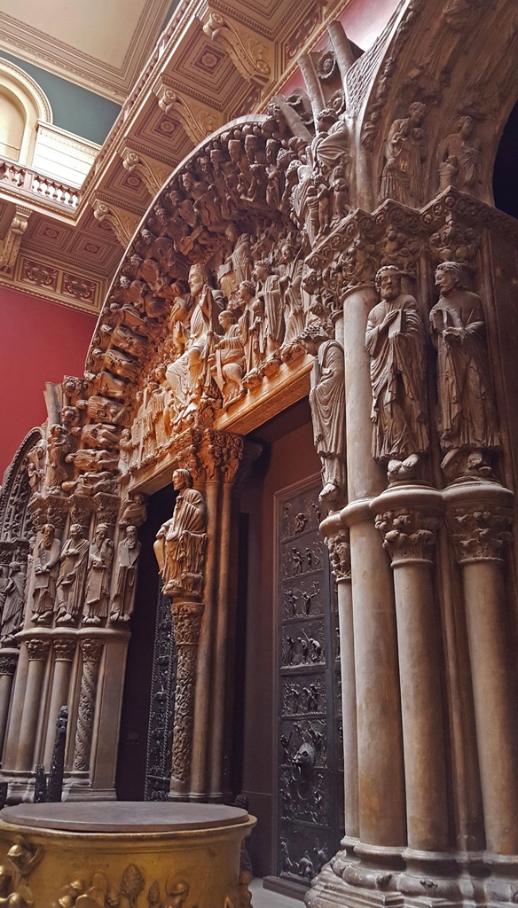 Cast of Puerta da la Gloria of Santiago de Compostela